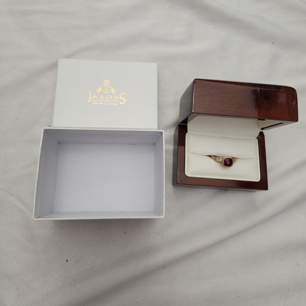 Jason's Women's Size 7 gold (14k) garnet Etched engagement ring #W02
